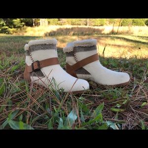 Women’s 7 woolrich cream wool ankle booties